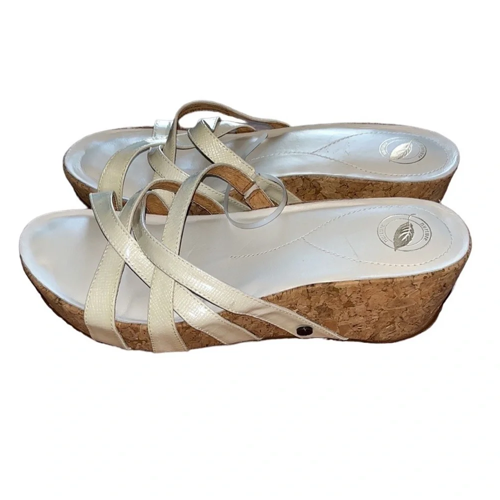 Nurture women’s white leather strap cork wedge Truth Sandals Size 9.5